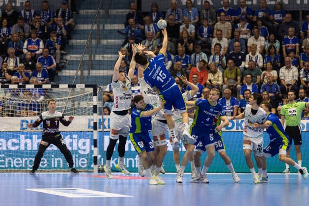 Miro Schluroff (VfL Gummersbach, 15) erzielt ein Tor, Aktion, Torwurf GER, VfL Gummersbach vs. FRISCH AUF! Goeppingen, Handball, Bundesliga, 30. Spieltag, Spielzeit 2025 2026, 30.04.2026, GER, VfL Gummersbach vs. FRISCH AUF! Goeppingen, Handball, Bundesliga, 30. Spieltag, Spielzeit 2025 2026, 30.04.2026, Gummersbach Copyright: xEibnerxPressefoto OliverxSchmidtx EP_OST