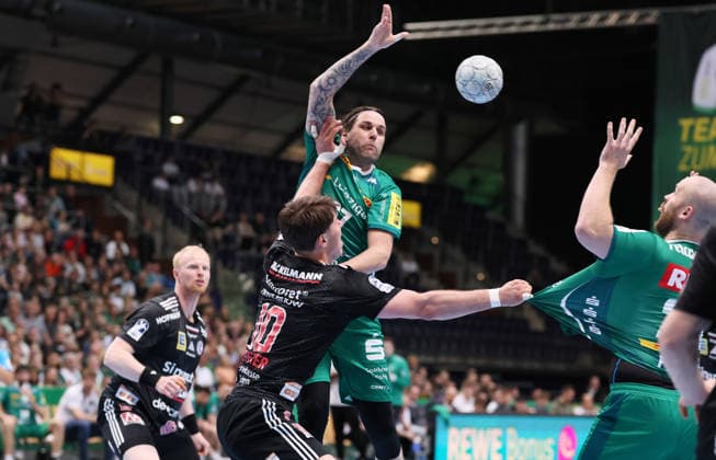Leipzig, 30.04.2026, Arena Leipzig, Handball, Bundesliga, 30.Spieltag , SC DHfK Leipzig vs. HC Erlangen , Im Bild von links; Florian Scheerer ( 10, Erlangen), Dean Bombac ( 67, DHfK), Moritz Preuss (24, Leipzig). , Nur zur redaktionellen Nutzung. Only editorial use. , DHB HBL regulations prohibit any use of photographs as image sequences and or quasi-video. ,
