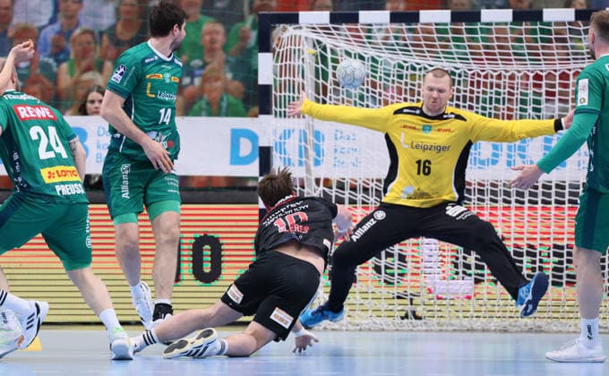 Leipzig, 30.04.2026, Arena Leipzig, Handball, Bundesliga, 30.Spieltag , SC DHfK Leipzig vs. HC Erlangen , Im Bild von links; Florian Scheerer ( 10, Erlangen), Torwart Tomas Mrkva (16, Leipzig). , Nur zur redaktionellen Nutzung. Only editorial use. , DHB HBL regulations prohibit any use of photographs as image sequences and or quasi-video. ,
