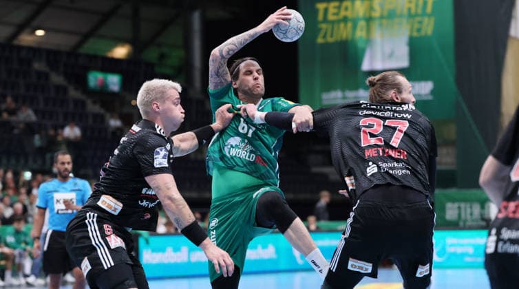 Leipzig, 30.04.2026, Arena Leipzig, Handball, Bundesliga, 30.Spieltag , SC DHfK Leipzig vs. HC Erlangen , Im Bild von links; Marek Nissen ( 6, Erlangen), Dean Bombac ( 67, DHfK), Antonio Metzner ( 27, Erlangen). , Nur zur redaktionellen Nutzung. Only editorial use. , DHB HBL regulations prohibit any use of photographs as image sequences and or quasi-video. ,