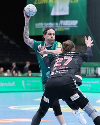 Leipzig, 30.04.2026, Arena Leipzig, Handball, Bundesliga, 30.Spieltag , SC DHfK Leipzig vs. HC Erlangen , Im Bild von vorn; Antonio Metzner ( 27, Erlangen), Dean Bombac ( 67, DHfK). , Nur zur redaktionellen Nutzung. Only editorial use. , DHB HBL regulations prohibit any use of photographs as image sequences and or quasi-video. ,