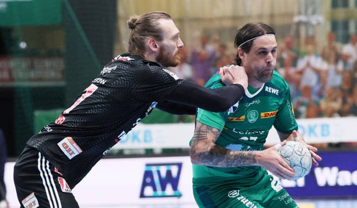 Leipzig, 30.04.2026, Arena Leipzig, Handball, Bundesliga, 30.Spieltag , SC DHfK Leipzig vs. HC Erlangen , Im Bild von links; Antonio Metzner ( 27, Erlangen), Dean Bombac ( 67, DHfK). , Nur zur redaktionellen Nutzung. Only editorial use. , DHB HBL regulations prohibit any use of photographs as image sequences and or quasi-video. ,