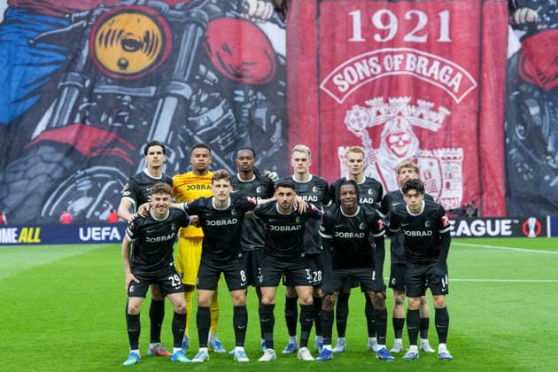Mannschaftsfoto, im Hintergrund Choreografie der Fans, Ultras, Banner, Fahnen, Schal, Tribüne, Choreographie , Portugal, Fussball, UEFA Europa League, Halbfinale, Hinspiel, 2025 2026, SC Braga vs. SC Freiburg, 30.04.2026, Estadio Municipal de Braga, Braga, Braga Estadio Municipal de Braga Cavado Portugal Copyright: xArnexAmbergx