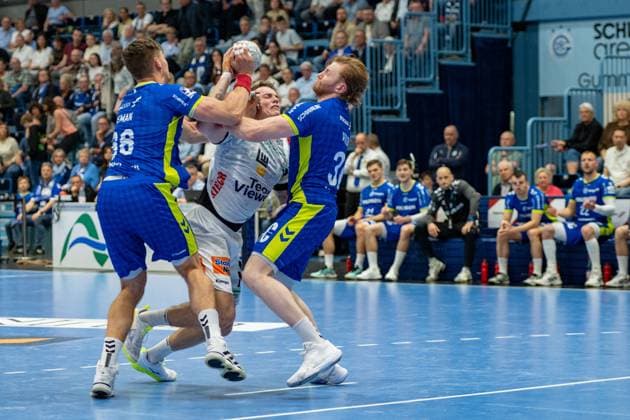 Štěpan Zeman, Kreislaeufer, (VfL Gummersbach 66), Tom Kiesler, Rueckraum, (VfL Gummersbach 30), Victor Kloeve, Rueckraum, (Frisch Auf Goeppingen 7), VfL Gummersbach vs. Frisch Auf! Goeppingen, Daikin Handball Bundesliga, Herren , 30. Spieltag, 30.04.2026 Gummersbach NRW Deutschland