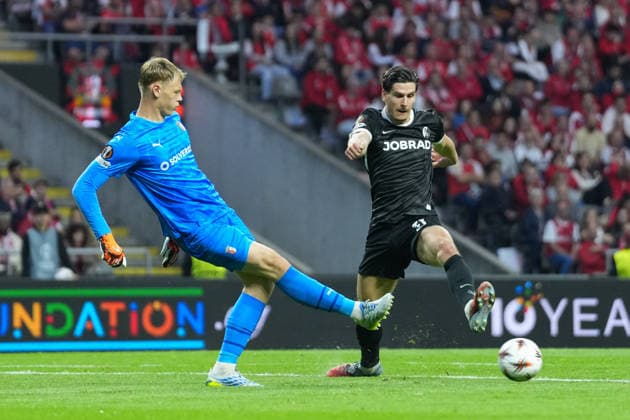 LukaÅ¡ HorniÄek Lukas Hornicek (SC Braga, 01) im Zweikampf mit Igor Matanovic (SC Freiburg, 31) , Portugal, Fussball, UEFA Europa League, Halbfinale, Hinspiel, 2025 2026, SC Braga vs. SC Freiburg, 30.04.2026, Estadio Municipal de Braga, Braga, Braga Estadio Municipal de Braga Cavado Portugal Copyright: xArnexAmbergx