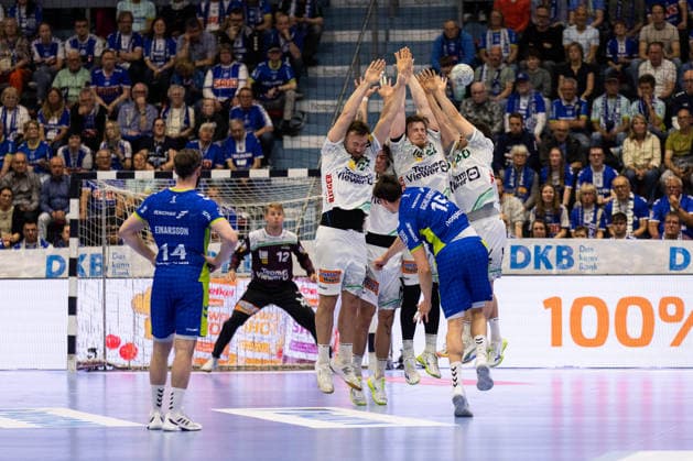 Block von Ludvig JURMALA (FRISCH AUF! Goeppingen, 25), Victor KLOEVE (FRISCH AUF! Goeppingen, 07), Erik PERSSON (FRISCH AUF! Goeppingen, 22), Elias NEWEL (FRISCH AUF! Goeppingen, 40) GER, VfL Gummersbach vs. FRISCH AUF! Goeppingen, Handball, Bundesliga, 30. Spieltag, Spielzeit 2025 2026, 30.04.2026, GER, VfL Gummersbach vs. FRISCH AUF! Goeppingen, Handball, Bundesliga, 30. Spieltag, Spielzeit 2025 2026, 30.04.2026, Gummersbach Copyright: xEibnerxPressefoto OliverxSchmidtx EP_OST