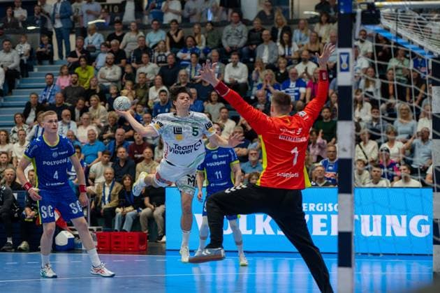 Rutger ten Velde, Aussen, (Frisch Auf Goeppingen 5), Dominik Kuzmanović, Torwart, (VfL Gummersbach 1), VfL Gummersbach vs. Frisch Auf! Goeppingen, Daikin Handball Bundesliga, Herren , 30. Spieltag, 30.04.2026 Gummersbach NRW Deutschland