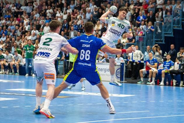 Oskar Neudeck, Rueckraum, (Frisch Auf Goeppingen 2), Štěpan Zeman, Kreislaeufer, (VfL Gummersbach 66), Elias Newel, Rueckraum, (Frisch Auf Goeppingen 40), VfL Gummersbach vs. Frisch Auf! Goeppingen, Daikin Handball Bundesliga, Herren , 30. Spieltag, 30.04.2026 Gummersbach NRW Deutschland