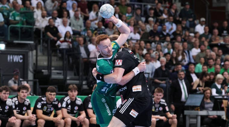 Leipzig, 30.04.2026, Arena Leipzig, Handball, Bundesliga, 30.Spieltag , SC DHfK Leipzig vs. HC Erlangen , Im Bild von links; Tomas Piroch (7, Leipzig), Maciej Gebala ( 77, Erlangen). , Nur zur redaktionellen Nutzung. Only editorial use. , DHB HBL regulations prohibit any use of photographs as image sequences and or quasi-video. ,