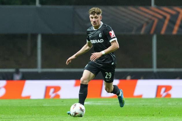 Philipp Treu (SC Freiburg, 29) am Ball , Portugal, Fussball, UEFA Europa League, Halbfinale, Hinspiel, 2025 2026, SC Braga vs. SC Freiburg, 30.04.2026, Estadio Municipal de Braga, Braga, Braga Estadio Municipal de Braga Cavado Portugal Copyright: xArnexAmbergx
