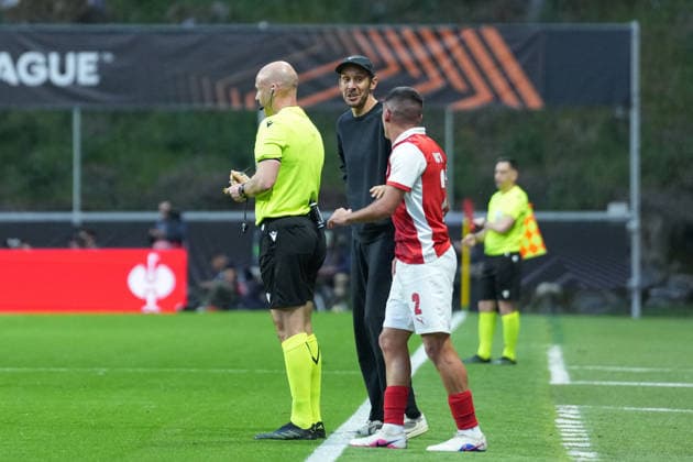 Anthony Taylor (Schiedsrichter) im Gespräch mit Julian Schuster (SC Freiburg, Trainer), Victor Gomez Victor Gomez (SC Braga, 02) , Portugal, Fussball, UEFA Europa League, Halbfinale, Hinspiel, 2025 2026, SC Braga vs. SC Freiburg, 30.04.2026, Estadio Municipal de Braga, Braga, Braga Estadio Municipal de Braga Cavado Portugal Copyright: xArnexAmbergx