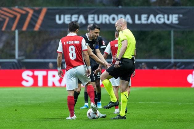 Joao Moutinho Joao Moutinho (SC Braga, 08), Vincenzo Grifo (SC Freiburg, 32) im Gespräch mit Anthony Taylor (Schiedsrichter) , Portugal, Fussball, UEFA Europa League, Halbfinale, Hinspiel, 2025 2026, SC Braga vs. SC Freiburg, 30.04.2026, Estadio Municipal de Braga, Braga, Braga Estadio Municipal de Braga Cavado Portugal Copyright: xArnexAmbergx