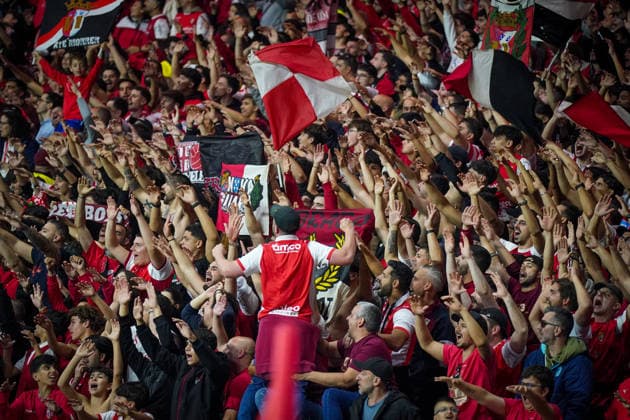 Portugal: Fussball Europa League 2025 - 2026, Halbfinale - Sporting Braga vs SC Freiburg - Estadio Municipal de Braga (POR): Braga, Portugal, Europa, Estadio Municipal de Braga, UEFA Europa League, SC Braga Fans, Heimfans, Fankurve, Stimmung, Jubel, Support, Fahnen, Banner, Vereinswappen, rot weiß, Crowd, Choreografie, Emotion, Fußball, internationaler Wettbewerb, Spieltag, Medienevent, Sportjournalismus Copyright: xJOERANxSTEINSIEKx