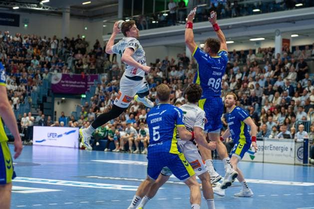 Erik Persson, Rueckraum, (Frisch Auf Goeppingen 22), Štěpan Zeman, Kreislaeufer, (VfL Gummersbach 66), Tilen Kodrin, Aussen, (VfL Gummersbach 5), VfL Gummersbach vs. Frisch Auf! Goeppingen, Daikin Handball Bundesliga, Herren , 30. Spieltag, 30.04.2026 Gummersbach NRW Deutschland
