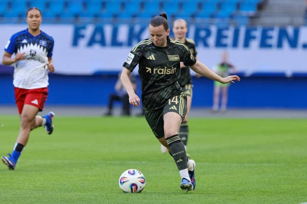 Hannah Eurlings (1. FC Union Berlin, 14) am Ball, Einzelbild, Ganzkörper, Aktion, Action, Spielszene, DIE DFB-RICHTLINIEN UNTERSAGEN JEGLICHE NUTZUNG VON FOTOS ALS SEQUENZBILDER UND ODER VIDEOÄHNLICHE FOTOSTRECKEN. DFB REGULATIONS PROHIBIT ANY USE OF PHOTOGRAPHS AS IMAGE SEQUENCES AND OR QUASI-VIDEO., 01.05.2026, Hamburg (Deutschland), Fussball, Google Pixel Frauen-Bundesliga, Hamburger SV - 1. FC Union Berlin