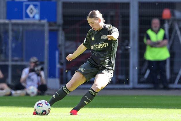 Samantha Steuerwald (1. FC Union Berlin, 19) am Ball, Freisteller, Einzelbild, Ganzkörper, Aktion, Action, Spielszene, DIE DFB-RICHTLINIEN UNTERSAGEN JEGLICHE NUTZUNG VON FOTOS ALS SEQUENZBILDER UND ODER VIDEOÄHNLICHE FOTOSTRECKEN. DFB REGULATIONS PROHIBIT ANY USE OF PHOTOGRAPHS AS IMAGE SEQUENCES AND OR QUASI-VIDEO., 01.05.2026, Hamburg (Deutschland), Fussball, Google Pixel Frauen-Bundesliga, Hamburger SV - 1. FC Union Berlin