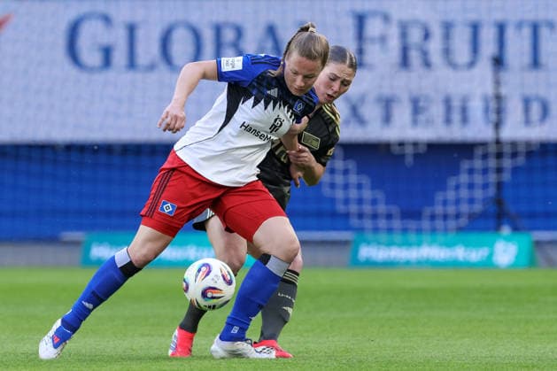 v.li.: Christin Meyer (Hamburger SV, HSV, 16) und Samantha Steuerwald (1. FC Union Berlin, 19) im Zweikampf, Duell, Dynamik, Aktion, Action, Spielszene, DIE DFB-RICHTLINIEN UNTERSAGEN JEGLICHE NUTZUNG VON FOTOS ALS SEQUENZBILDER UND ODER VIDEOÄHNLICHE FOTOSTRECKEN. DFB REGULATIONS PROHIBIT ANY USE OF PHOTOGRAPHS AS IMAGE SEQUENCES AND OR QUASI-VIDEO., 01.05.2026, Hamburg (Deutschland), Fussball, Google Pixel Frauen-Bundesliga, Hamburger SV - 1. FC Union Berlin
