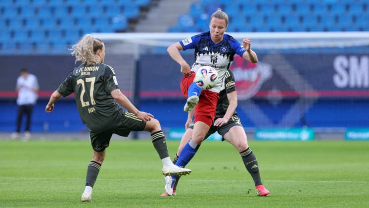 v.li.: Jenny Hipp (1. FC Union Berlin, 27), Christin Meyer (Hamburger SV, HSV, 16) und Samantha Steuerwald (1. FC Union Berlin, 19) im Zweikampf, Duell, Dynamik, Aktion, Action, Spielszene, DIE DFB-RICHTLINIEN UNTERSAGEN JEGLICHE NUTZUNG VON FOTOS ALS SEQUENZBILDER UND ODER VIDEOÄHNLICHE FOTOSTRECKEN. DFB REGULATIONS PROHIBIT ANY USE OF PHOTOGRAPHS AS IMAGE SEQUENCES AND OR QUASI-VIDEO., 01.05.2026, Hamburg (Deutschland), Fussball, Google Pixel Frauen-Bundesliga, Hamburger SV - 1. FC Union Berlin
