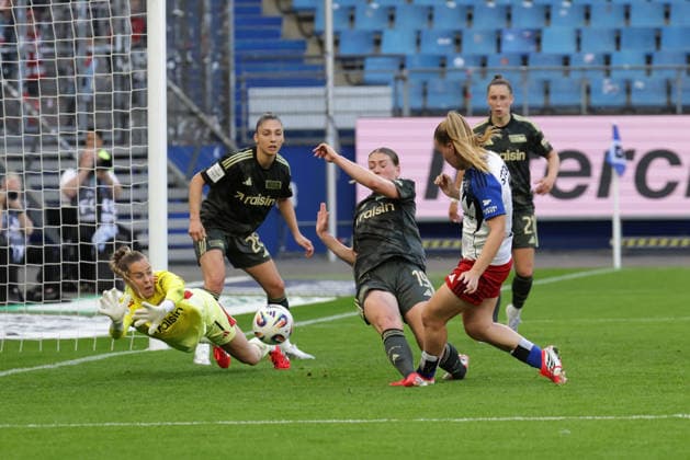 2026.05.01 xfsx Fussball Google Pixel Frauen- Bundesliga Hamburger Sportverein - 1.FC Union Berlin v.l. Torhueterin Cara Boesl (Union Berlin ,1) , Amber Tysiak (Union Berlin ,26) , Samantha Steuerwald (Union Berlin ,19) ,Svea Stoldt (Hamburger SV ,8) , Anna Weiss (Union Berlin ,21) in aktion, in action (DFL regulations prohibit any use of photographs as image sequences and or quasi-video. Copyright: HMBxMedia FernandoxSoares