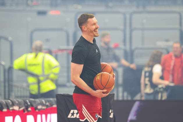 Andreas Obst (FC Bayern Basketball, 13) lacht beim Aufwaermen, gute Laune, mit Ball, GER, FC Bayern Basketball vs. Alba Berlin, Basketball, easycredit Basketball Bundesliga, 27. Spieltag, Saison 2025 2026, 01.05.2026, GER, FC Bayern Basketball vs. Alba Berlin, Basketball, easycredit Basketball Bundesliga, 27. Spieltag, Saison 2025 2026, 01.05.2026 Muenchen Copyright: xEibner-Pressefoto JennixMaulx EP_JML
