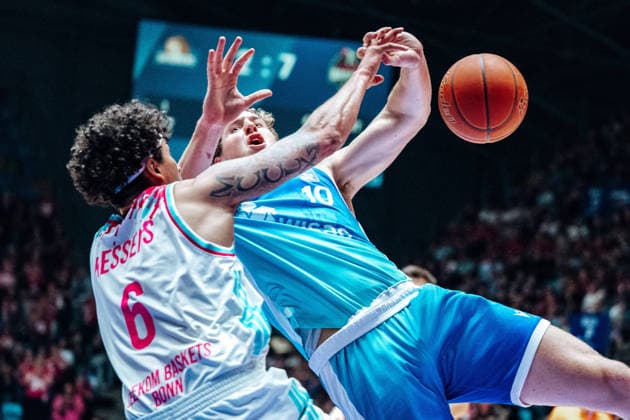 Michael Kessens (Telekom Baskets Bonn, 06), Jacob Holt (Skyliners Frankfurt, 10) GER, Skyliners Frankfurt vs. Telekom Baskets Bonn easyCredit BBL, Bundesliga, 32 Spieltag, Saison 2025 2026. 01.05.2026 Eibner-Pressefoto Attila Ziga GER, Skyliners Frankfurt vs. Telekom Baskets Bonn easyCredit BBL, Bundesliga, 32 Spieltag, Saison 2025 2026. 01.05.2026 Frankfurt am Main Copyright: xEibner-Pressefotox EP_AZA