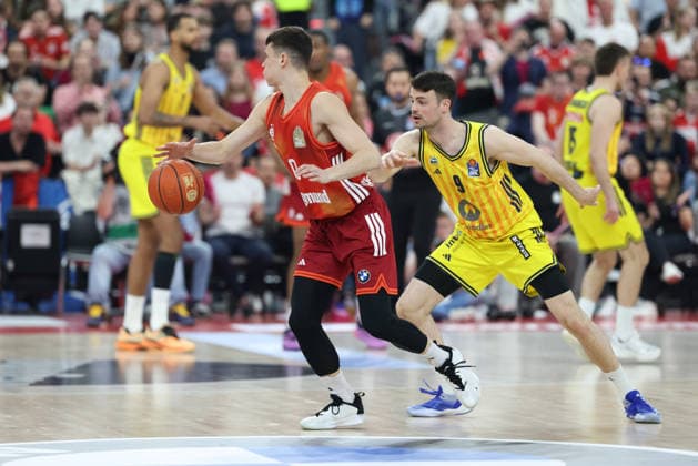 Nenad Dimitrijevic (FC Bayern Basketball, 00) mit Jonas Mattisseck (Alba Berlin, 09), GER, FC Bayern Basketball vs. Alba Berlin, Basketball, easycredit Basketball Bundesliga, 27. Spieltag, Saison 2025 2026, 01.05.2026, GER, FC Bayern Basketball vs. Alba Berlin, Basketball, easycredit Basketball Bundesliga, 27. Spieltag, Saison 2025 2026, 01.05.2026 Muenchen Copyright: xEibner-Pressefoto JennixMaulx EP_JML