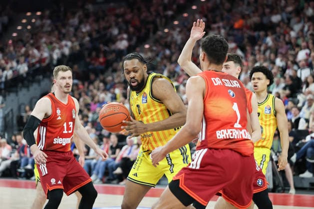 Jwan Roberts (Alba Berlin, 13) mit Ball mit Andreas Obst (FC Bayern Basketball, 13) und Oscar da Silva (FC Bayern Basketball, 01), mit Jack Kayil (Alba Berlin, 07), GER, FC Bayern Basketball vs. Alba Berlin, Basketball, easycredit Basketball Bundesliga, 27. Spieltag, Saison 2025 2026, 01.05.2026, GER, FC Bayern Basketball vs. Alba Berlin, Basketball, easycredit Basketball Bundesliga, 27. Spieltag, Saison 2025 2026, 01.05.2026 Muenchen Copyright: xEibner-Pressefoto JennixMaulx EP_JML