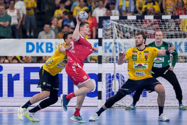 v.li.: Robert Timmermeister (RNL, 7), Reynir Thor Stefansson (MTM, 19), Steven Plucnar Jacobsen (RNL, 9), Zweikampf, Spielszene, Duell, duel, tackle, tackling, Dynamik, Action, Aktion, 01.05.2026, Mannheim (Deutschland), Handball, Bundesliga, Rhein-Neckar Löwen - MT Melsungen