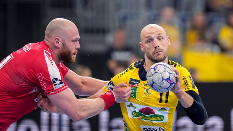 v.li.: Arnar Freyr Arnarsson (MTM, 21), Lukas Sandell (RNL, 11), Zweikampf, Spielszene, Duell, duel, tackle, tackling, Dynamik, Action, Aktion, 01.05.2026, Mannheim (Deutschland), Handball, Bundesliga, Rhein-Neckar Löwen - MT Melsungen