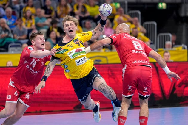 v.li.: Reynir Thor Stefansson (MTM, 19), Edwin Aspenbäck (RNL, 78), Adrian Sipos (MTM, 8), Zweikampf, Spielszene, Duell, duel, tackle, tackling, Dynamik, Action, Aktion, 01.05.2026, Mannheim (Deutschland), Handball, Bundesliga, Rhein-Neckar Löwen - MT Melsungen
