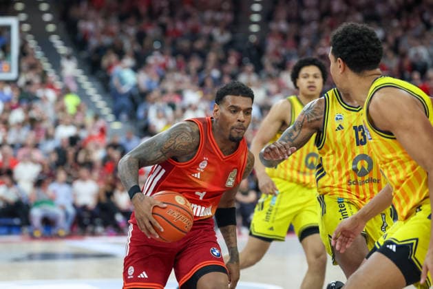 Xavier Rathan-Mayes (FC Bayern Basketball, 04) mit Ball mit Jwan Roberts (Alba Berlin, 13), GER, FC Bayern Basketball vs. Alba Berlin, Basketball, easycredit Basketball Bundesliga, 27. Spieltag, Saison 2025 2026, 01.05.2026, GER, FC Bayern Basketball vs. Alba Berlin, Basketball, easycredit Basketball Bundesliga, 27. Spieltag, Saison 2025 2026, 01.05.2026 Muenchen Copyright: xEibner-Pressefoto JennixMaulx EP_JML