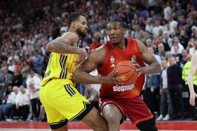 David McCormack (FC Bayern Basketball, 33) mit Norris Agbakoko (Alba Berlin, 17), GER, FC Bayern Basketball vs. Alba Berlin, Basketball, easycredit Basketball Bundesliga, 27. Spieltag, Saison 2025 2026, 01.05.2026, GER, FC Bayern Basketball vs. Alba Berlin, Basketball, easycredit Basketball Bundesliga, 27. Spieltag, Saison 2025 2026, 01.05.2026 Muenchen Copyright: xEibner-Pressefoto JennixMaulx EP_JML