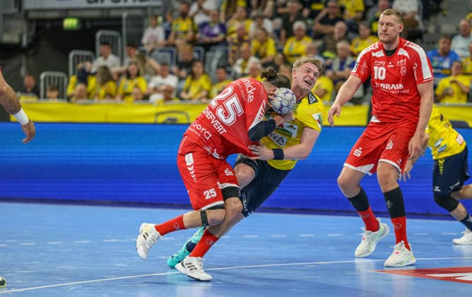 GER, Mannheim, Rhein-Neckar Löwen vs MT Melsungen, Daikin Handball-Bundesliga, Handball, HBL, Spielzeit 2025 2026, SAP Arena, 30. Spieltag im Bild v.l.: Olle Forsell-Schefvert (MT Melsungen 25), Haukur Thrastarson (Rhein‘Neckar Löwen 25) DFB DFL REGULATIONS PROHIBIT ANY USE OF PHOTOGRAPHS AS IMAGE SEQUENCES AND OR QUASI-VIDEO, 01.05.2026 Copyright: HMBxMedia HendrikxHamelau