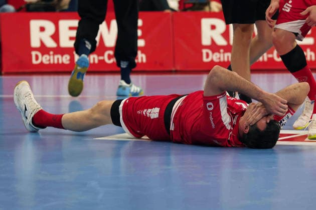 Islas Guardiola Villaplana (MT Melsungen, 40) Verletzt, Verletzung, Schmerzen, GER, Rhein Neckar Loewen - MT Melsungen, DAIKIN Handball 1.Bundesliga, 30.Spieltag, Spielzeit 2025 2026, 01.05.2026 GER, Rhein Neckar Loewen vs. MT Melsungen, DAIKIN Handball 1.Bundesliga, 30.Spieltag, Spielzeit 2025 2026, 01.05.2026 Mannheim Copyright: xEibner-Pressefoto JoergxHirschx EP_JHH