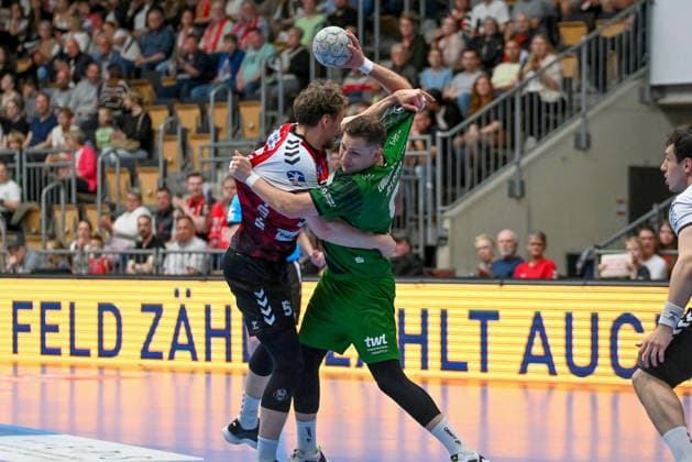 Marc-Robin Eisel (Eulen Ludwigshafen, 09) am Ball gegen Luca Sokolic (HSG Nordhorn-Lingen, 51) HSG Nordhorn-Lingen vs. Eulen Ludwigshafen, Handball, 2. Bundesliga, 30. Spieltag, Saison 2025 2026, 01.05.2026, HSG Nordhorn-Lingen vs. Eulen Ludwigshafen, Handball, 2. Bundesliga, 30. Spieltag, Saison 2025 2026, 01.05.2026 Lingen Copyright: xEibner-Pressefoto RobertxGertzenx EP_RGN