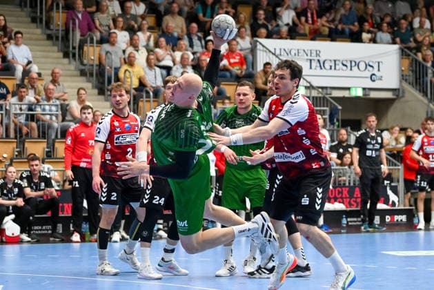 Lars Roeller (Eulen Ludwigshafen, 23) setzt sich am Kreis gegen Oscar Gentzel (HSG Nordhorn-Lingen, 05) HSG Nordhorn-Lingen vs. Eulen Ludwigshafen, Handball, 2. Bundesliga, 30. Spieltag, Saison 2025 2026, 01.05.2026, HSG Nordhorn-Lingen vs. Eulen Ludwigshafen, Handball, 2. Bundesliga, 30. Spieltag, Saison 2025 2026, 01.05.2026 Lingen Copyright: xEibner-Pressefoto RobertxGertzenx EP_RGN