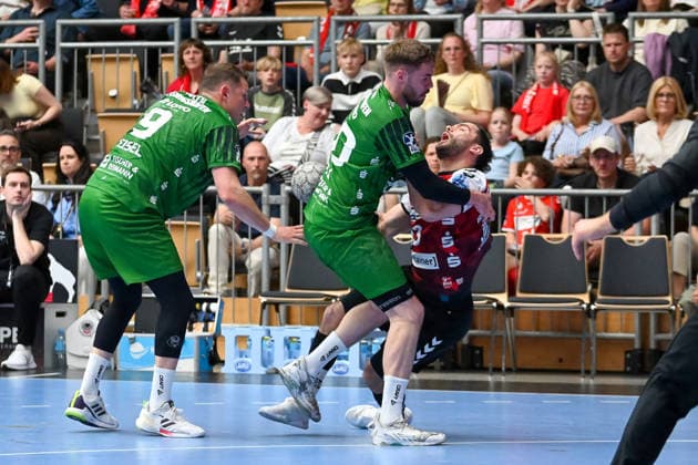 Christian Wilhelm (HSG Nordhorn-Lingen, 03) am Ball gegen Alexander Falk (Eulen Ludwigshafen, 20) und Marc-Robin Eisel (Eulen Ludwigshafen, 09) HSG Nordhorn-Lingen vs. Eulen Ludwigshafen, Handball, 2. Bundesliga, 30. Spieltag, Saison 2025 2026, 01.05.2026, HSG Nordhorn-Lingen vs. Eulen Ludwigshafen, Handball, 2. Bundesliga, 30. Spieltag, Saison 2025 2026, 01.05.2026 Lingen Copyright: xEibner-Pressefoto RobertxGertzenx EP_RGN