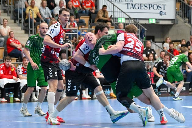 Lars Roeller (Eulen Ludwigshafen, 23) gegen Christian Wilhelm (HSG Nordhorn-Lingen, 03) und Jaris Tobeler (HSG Nordhorn-Lingen, 25) HSG Nordhorn-Lingen vs. Eulen Ludwigshafen, Handball, 2. Bundesliga, 30. Spieltag, Saison 2025 2026, 01.05.2026, HSG Nordhorn-Lingen vs. Eulen Ludwigshafen, Handball, 2. Bundesliga, 30. Spieltag, Saison 2025 2026, 01.05.2026 Lingen Copyright: xEibner-Pressefoto RobertxGertzenx EP_RGN