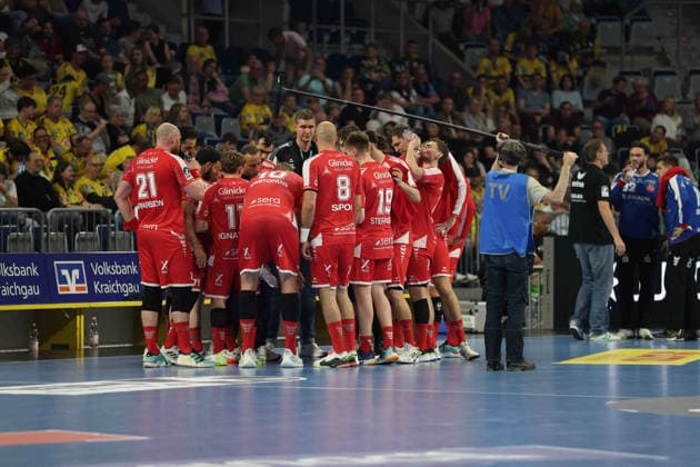Die Spieler vom MT Melsungen bilden einen Mannschaftskreis zur Taktikabsprache. GER, Rhein Neckar Loewen - MT Melsungen, DAIKIN Handball 1.Bundesliga, 30.Spieltag, Spielzeit 2025 2026, 01.05.2026 GER, Rhein Neckar Loewen vs. MT Melsungen, DAIKIN Handball 1.Bundesliga, 30.Spieltag, Spielzeit 2025 2026, 01.05.2026 Mannheim Copyright: xEibner-Pressefoto JoergxHirschx EP_JHH