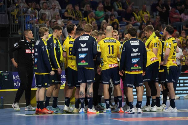 Die Spieler von den Rhein Neckar Loewen bilden einen Mannschaftskreis zur Taktikbesprechung von Maik Machulla (Rhein Neckar Loewen, Cheftrainer) GER, Rhein Neckar Loewen - MT Melsungen, DAIKIN Handball 1.Bundesliga, 30.Spieltag, Spielzeit 2025 2026, 01.05.2026 GER, Rhein Neckar Loewen vs. MT Melsungen, DAIKIN Handball 1.Bundesliga, 30.Spieltag, Spielzeit 2025 2026, 01.05.2026 Mannheim Copyright: xEibner-Pressefoto JoergxHirschx EP_JHH