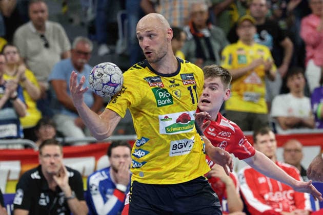 v.li. Lukas Sandell (Rhein Neckar Loewen, 11), Reynir Thor Stefansson (MT Melsungen, 19) GER, Rhein Neckar Loewen - MT Melsungen, DAIKIN Handball 1.Bundesliga, 30.Spieltag, Spielzeit 2025 2026, 01.05.2026 GER, Rhein Neckar Loewen vs. MT Melsungen, DAIKIN Handball 1.Bundesliga, 30.Spieltag, Spielzeit 2025 2026, 01.05.2026 Mannheim Copyright: xEibner-Pressefoto JoergxHirschx EP_JHH