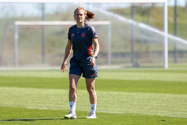 Clara Schoene (FC Bayern Muenchen, Co-Trainerin), Freisteller, GER, Offizielles Abschlusstraining FC Bayern Muenchen, Fussball, UEFA Womens Champions League, Halbfinale, Rueckspiel, Saison 2025 2026, 02.05.2026, GER, Offizielles Abschlusstraining FC Bayern Muenchen, Fussball, UEFA Womens Champions League, Halbfinale, Rueckspiel, Saison 2025 2026, 02.05.2026 Muenchen Copyright: xEibner-Pressefoto JennixMaulx EP_JML