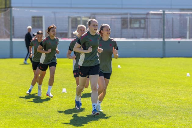 Die Spielerinnen des FC Bayern Muenchen laufen im Training, Franziska Kett (FC Bayern Muenchen, 20) mit Katharina Naschenweng (FC Bayern Muenchen, 19) und Pernille Harder (FC Bayern Muenchen, 21), mit Momoko Tanikawa (FC Bayern Muenchen, 18), GER, Offizielles Abschlusstraining FC Bayern Muenchen, Fussball, UEFA Womens Champions League, Halbfinale, Rueckspiel, Saison 2025 2026, 02.05.2026, GER, Offizielles Abschlusstraining FC Bayern Muenchen, Fussball, UEFA Womens Champions League, Halbfinale, Rueckspiel, Saison 2025 2026, 02.05.2026 Muenchen Copyright: xEibner-Pressefoto JennixMaulx EP_JML