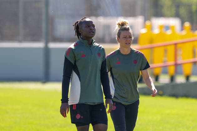 Bernadette Amani (FC Bayern Muenchen, 15) mit Linda Dallmann (FC Bayern Muenchen, 10), GER, Offizielles Abschlusstraining FC Bayern Muenchen, Fussball, UEFA Womens Champions League, Halbfinale, Rueckspiel, Saison 2025 2026, 02.05.2026, GER, Offizielles Abschlusstraining FC Bayern Muenchen, Fussball, UEFA Womens Champions League, Halbfinale, Rueckspiel, Saison 2025 2026, 02.05.2026 Muenchen Copyright: xEibner-Pressefoto JennixMaulx EP_JML