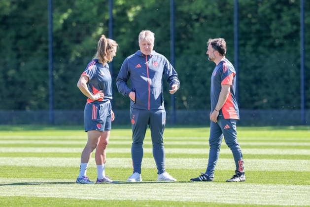Das Trainerteam im Gespraech auf dem Platz, Clara Schoene (FC Bayern Muenchen, Co-Trainerin) mit Kjetil Lone (FC Bayern Muenchen, Co-Trainer) und Jose Barcala (FC Bayern Muenchen, Chef-Trainer), GER, Offizielles Abschlusstraining FC Bayern Muenchen, Fussball, UEFA Womens Champions League, Halbfinale, Rueckspiel, Saison 2025 2026, 02.05.2026, GER, Offizielles Abschlusstraining FC Bayern Muenchen, Fussball, UEFA Womens Champions League, Halbfinale, Rueckspiel, Saison 2025 2026, 02.05.2026 Muenchen Copyright: xEibner-Pressefoto JennixMaulx EP_JML