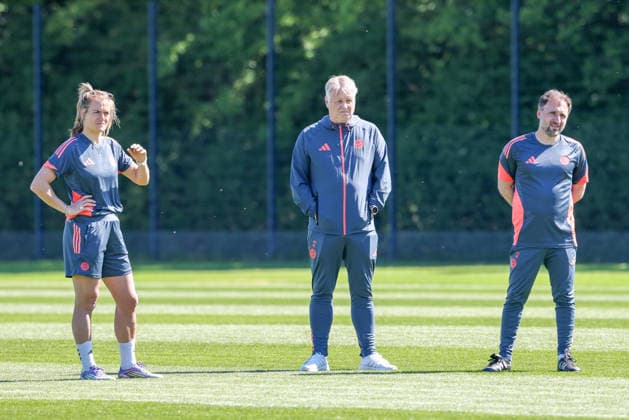Das Trainerteam zusammen auf dem Platz, Clara Schoene (FC Bayern Muenchen, Co-Trainerin) mit Kjetil Lone (FC Bayern Muenchen, Co-Trainer) und Jose Barcala (FC Bayern Muenchen, Chef-Trainer), GER, Offizielles Abschlusstraining FC Bayern Muenchen, Fussball, UEFA Womens Champions League, Halbfinale, Rueckspiel, Saison 2025 2026, 02.05.2026, GER, Offizielles Abschlusstraining FC Bayern Muenchen, Fussball, UEFA Womens Champions League, Halbfinale, Rueckspiel, Saison 2025 2026, 02.05.2026 Muenchen Copyright: xEibner-Pressefoto JennixMaulx EP_JML