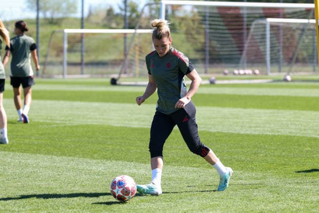 Linda Dallmann (FC Bayern Muenchen, 10) mit Ball, GER, Offizielles Abschlusstraining FC Bayern Muenchen, Fussball, UEFA Womens Champions League, Halbfinale, Rueckspiel, Saison 2025 2026, 02.05.2026, GER, Offizielles Abschlusstraining FC Bayern Muenchen, Fussball, UEFA Womens Champions League, Halbfinale, Rueckspiel, Saison 2025 2026, 02.05.2026 Muenchen Copyright: xEibner-Pressefoto JennixMaulx EP_JML