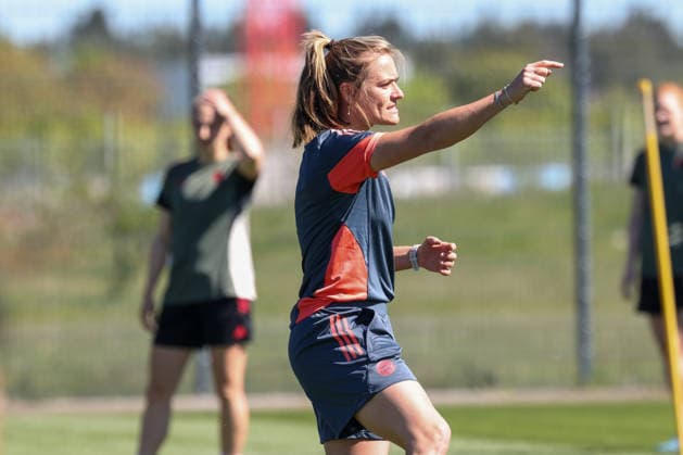 Clara Schoene (FC Bayern Muenchen, Co-Trainerin) gestikuliert, GER, Offizielles Abschlusstraining FC Bayern Muenchen, Fussball, UEFA Womens Champions League, Halbfinale, Rueckspiel, Saison 2025 2026, 02.05.2026, GER, Offizielles Abschlusstraining FC Bayern Muenchen, Fussball, UEFA Womens Champions League, Halbfinale, Rueckspiel, Saison 2025 2026, 02.05.2026 Muenchen Copyright: xEibner-Pressefoto JennixMaulx EP_JML