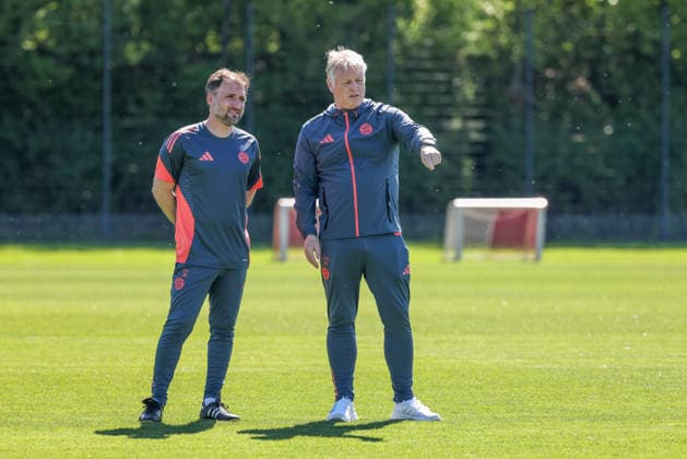 Das Trainerteam zusammen auf dem Platz, Kjetil Lone (FC Bayern Muenchen, Co-Trainer) im Gespraech mit Jose Barcala (FC Bayern Muenchen, Chef-Trainer), GER, Offizielles Abschlusstraining FC Bayern Muenchen, Fussball, UEFA Womens Champions League, Halbfinale, Rueckspiel, Saison 2025 2026, 02.05.2026, GER, Offizielles Abschlusstraining FC Bayern Muenchen, Fussball, UEFA Womens Champions League, Halbfinale, Rueckspiel, Saison 2025 2026, 02.05.2026 Muenchen Copyright: xEibner-Pressefoto JennixMaulx EP_JML