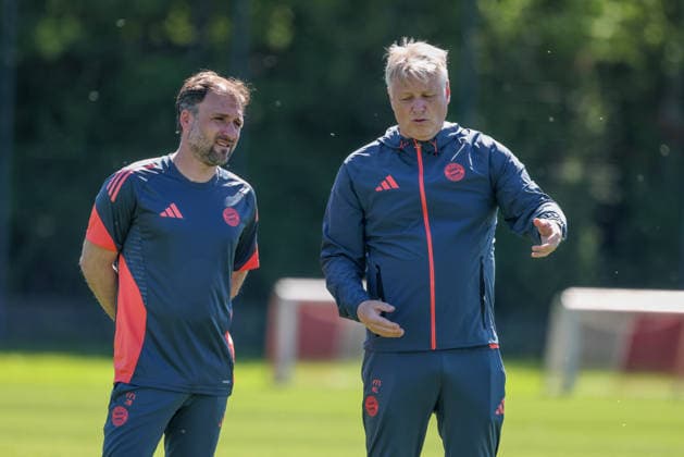 Das Trainerteam zusammen auf dem Platz, Kjetil Lone (FC Bayern Muenchen, Co-Trainer) im Gespraech mit Jose Barcala (FC Bayern Muenchen, Chef-Trainer), GER, Offizielles Abschlusstraining FC Bayern Muenchen, Fussball, UEFA Womens Champions League, Halbfinale, Rueckspiel, Saison 2025 2026, 02.05.2026, GER, Offizielles Abschlusstraining FC Bayern Muenchen, Fussball, UEFA Womens Champions League, Halbfinale, Rueckspiel, Saison 2025 2026, 02.05.2026 Muenchen Copyright: xEibner-Pressefoto JennixMaulx EP_JML